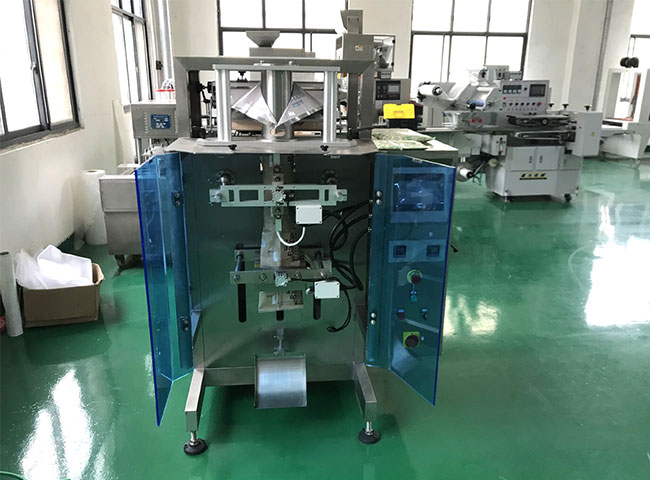 小型液體袋裝全自動(dòng)灌裝機(jī)設(shè)備展示