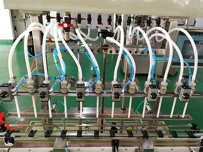 小型液體灌裝機(jī)設(shè)備細(xì)節(jié)展示