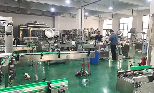 專業(yè)灌裝機(jī)設(shè)備廠家設(shè)備車間展示