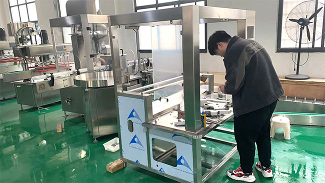 膏體灌裝機(jī)設(shè)備車間實(shí)拍