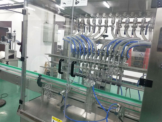 玻璃水防凍液灌裝機(jī)展示