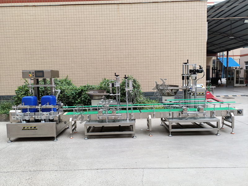 雙頭化工助劑稱重灌裝機-全自動稱重灌裝旋蓋生產(chǎn)線實拍展示